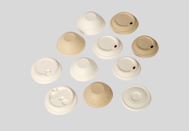 Eco-friendly bamboo and sugarcane pulp coffee cup lids – biodegradable, plastic-free, and compostable.