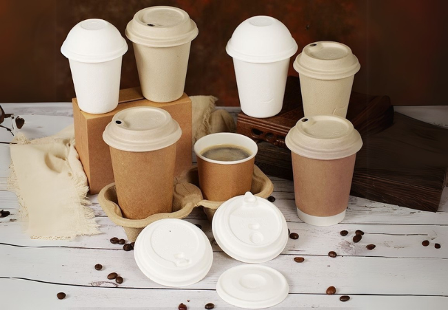 A set of eco-friendly bamboo pulp coffee cups with lids, suitable for hot beverages, showcasing different sizes and recyclable packaging design.